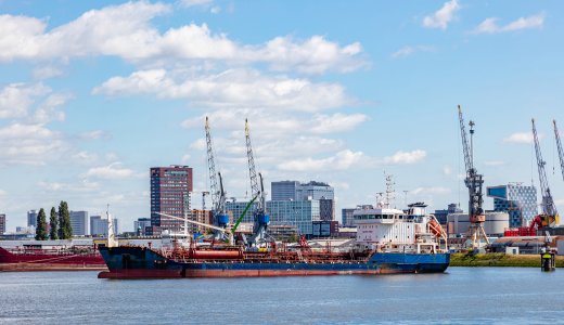 Schip in haven van Rotterdam